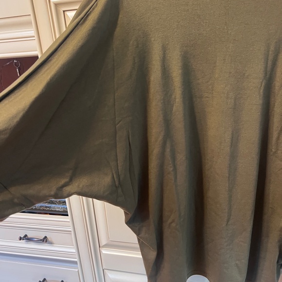 Batwing style oversize top. - Picture 3 of 5